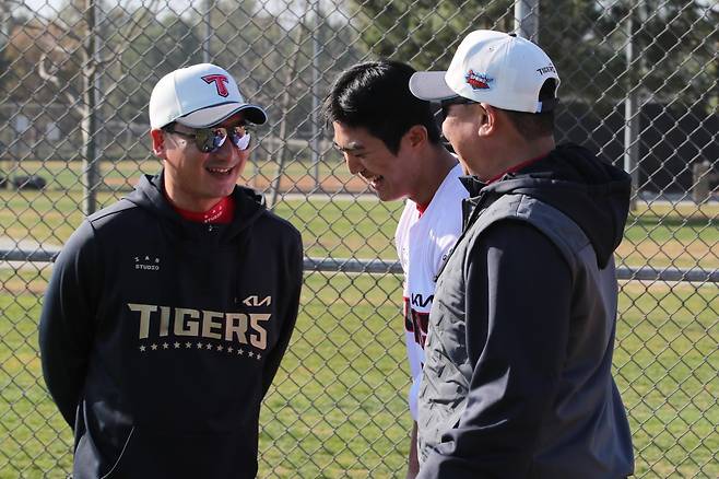 KIA 이의리(가운데)는 15일 라이브 투구를 진행했다. 45구를 던져 포심 패스트볼과 커브, 슬라이더, 체인지업 등 다양한 구종을 점검했다. 사진제공|KIA 타이거즈