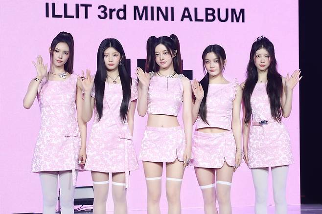 그룹 아일릿이 16일 서울 광진구 예스24라이브홀에서 진행된 미니 3집 ‘밤(bomb)’ 발매 쇼케이스에서 포즈를 취하고 있다. 빌리프랩 제공