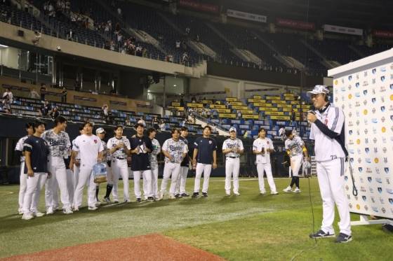 두산 선수들이 5일 잠실 KIA전에서 짜릿한 끝내기 승리를 거둔 뒤 조성환 감독대행의 첫 승을 축하하기 위해 옆에서 도열한 채 기다리고 있다. /사진=두산 베어스 제공