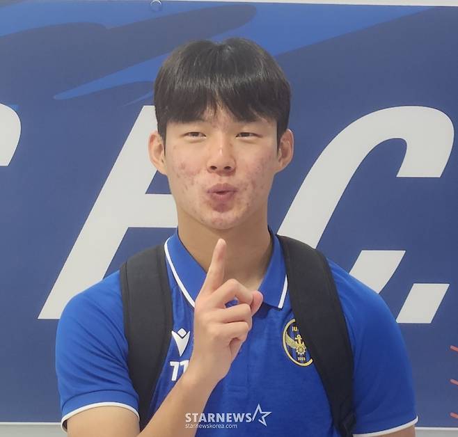 취재진이 경기 중 나온 세리머니를 요구하자 박승호가 오른손 검지를 올리며 포즈를 취하고 있다. /사진=박건도 기자