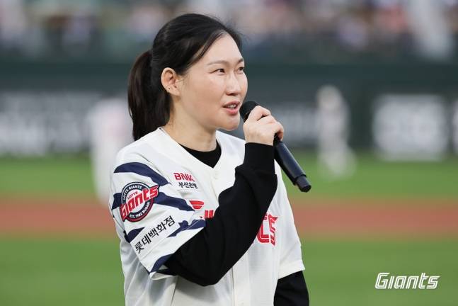 BNK 박정은 감독이 지난 5월 2일 사직 NC-롯데전을 앞두고 관중들에게 인사하고 있다. /사진=롯데 자이언츠 제공