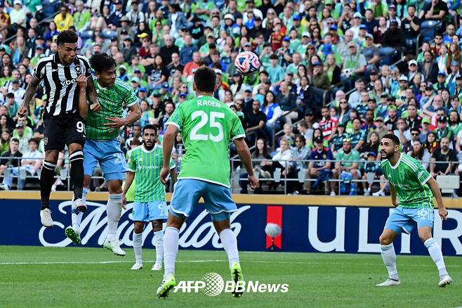 시애틀 사운더스 김기희(왼쪽 두 번째)가 16일(한국시간) 미국 워싱턴주 시애틀의 루멘 필드에서 열린 포타포구(브라질)와의 2025 국제축구연맹(FIFA) 클럽 월드컵 조별리그 B조 1차전에서 이고르 제주스와 헤더 경합에서 밀려 실점을 허용하는 장면. /AFPBBNews=뉴스1