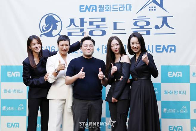 배우 이시영, 정영주, 민진기 감독, 배우 김다솜, 남기애가 16일 서울 마포구 스탠포드호텔에서 진행된 ENA 드라마 '살롱 드 홈즈' 제작발표회에서 포즈를 취하고 있다. /2025.06.16 /사진=김휘선 hwijpg@