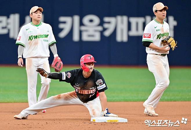 6일 오후 서울 구로구 고척스카이돔에서 열린 '2025 신한 SOL Bank KBO리그' KIA 타이거즈와 키움 히어로즈의 경기, 8회초 무사 1,3루 KIA 김규성이 2루 도루에 성공하고 있다. 엑스포츠뉴스 DB