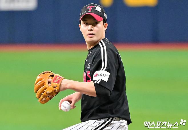 7일 오후 서울 구로구 고척스카이돔에서 열린 '2025 신한 SOL Bank KBO리그' LG 트윈스와 키움 히어로즈의 경기, 1회말 LG 선발투수 임찬규가 공을 힘차게 던지고 있다. 엑스포츠뉴스DB