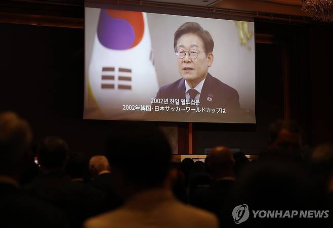 이재명 대통령, 한일 국교정상화 60주년 기념 영상 메시지 (서울=연합뉴스) 김성민 기자 = 16일 서울 중구 롯데호텔에서 열린 한일 국교정상화 60주년 기념 행사에서 이재명 대통령이 보낸 영상 축사가 나오고 있다. 2025.6.16 ksm7976@yna.co.kr