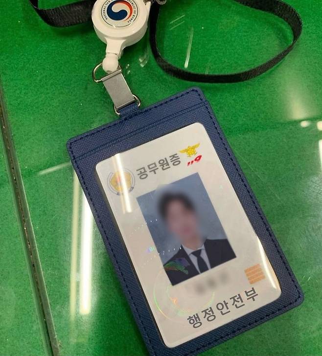 ▲ 위조된 신분증. / 사진제공=수원소방서