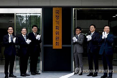 이한주 국정기획위원회 위원장과 김용범 대통령실 정책실장, 더불어민주당 진성준 정책위의장 등 참석자들이 16일 서울 종로구 정부서울청사 창성동 별관에서 열린 국정기획위 현판식에서 손뼉 치고 있다. 이재명 정부의 대통령직인수위원회 역할을 하는 국정기획위에서는 100대 국정과제를 정리하고 과제별로 추진 시점과 목표 등을 정해 '국정운영 5개년 계획'을 마련할 방침이다. 연합뉴스