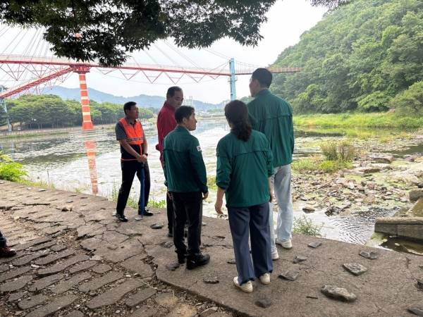 최진회 의령부군수와 안전관리과 직원들이 여름철 물놀이 관리지역에 대해 현장 점검을 하고 있다. /의령군