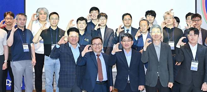 17일 대구삼성창조캠퍼스에서 열린 '대구-삼성 스타트업 데이'에 참석한 홍성주 대구시 경제부시장과 전필규 삼성전자 부사장, 한인국 대구창조경제혁신센터 대표, 스타트업 임직원들이 'C-Lab'을 뜻하는 손동작을 하고 있다. <대구시 제공>