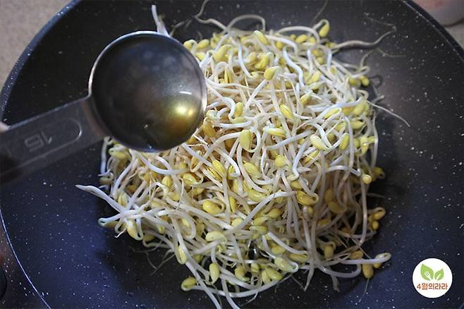 콩나물에 양념을 넣은 모습