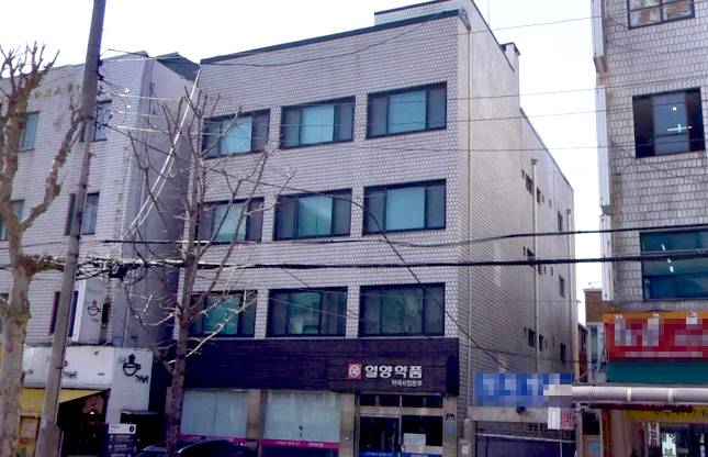 서울 동대문구 용두동 소재 은산빌딩. 일양약품 오너 정도언 회장의 부인 유경화씨가 운영하고 있는 ㈜은산 소유 건물이다. 현재 일양약품이 서울지역의 일반의약품 약국 판매·관리를 담당하는 OTC사업본부 서울약국지점으로 빌려 쓰고 있다. /네이버 지도