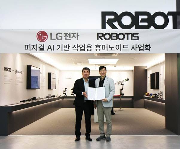 이현욱 LG전자 부사장(왼쪽)과 김병수 로보티즈 대표가 기념촬영을 하고 있다.(사진=로보티즈)