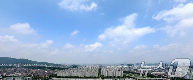 전북특별자치도청 옥상에서 바라본 도심 위로 구름이 걷히며 맑은 하늘이 드러나고 있다. 2025.6.16/뉴스1 ⓒ News1 유경석 기자