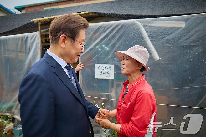 이재명 대통령이 지난 13일 경기도 연천군 청산면 궁평리에서 주민과 인사를 나누고 있다. (이재명 대통령 SNS. 재판매 및 DB 금지) 2025.6.14/뉴스1 ⓒ News1 박지혜 기자