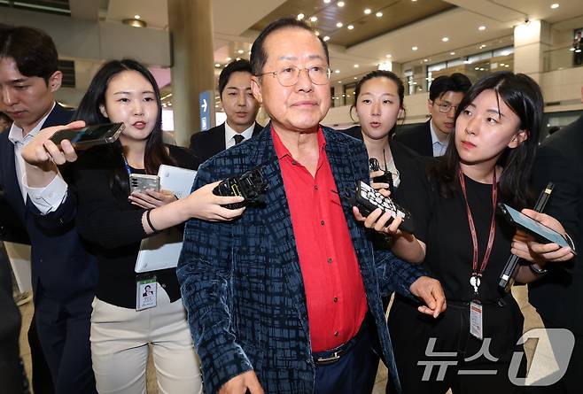 국민의힘 대선 경선에서 탈락한 뒤 정계 은퇴를 선언하고 하와이로 떠났던 홍준표 전 대구시장이 17일 인천국제공항을 통해 귀국하고 있다. 2025.6.17/뉴스1 ⓒ News1 권현진 기자