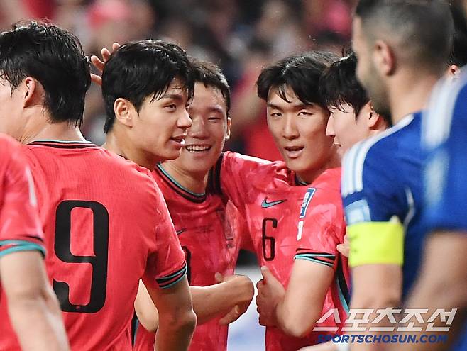 10일 서울월드컵경기장에서 열린 대한민국과 쿠웨이트의 2026년 북중미월드컵 아시아 3차예선 B조 최종전. 전진우(왼쪽)가 선제골을 넣은 후 어시스트를 한 황인범과 함께 환호하고 있다. 상암=정재근 기자 cjg@sportschosun.com/2025.6.10/