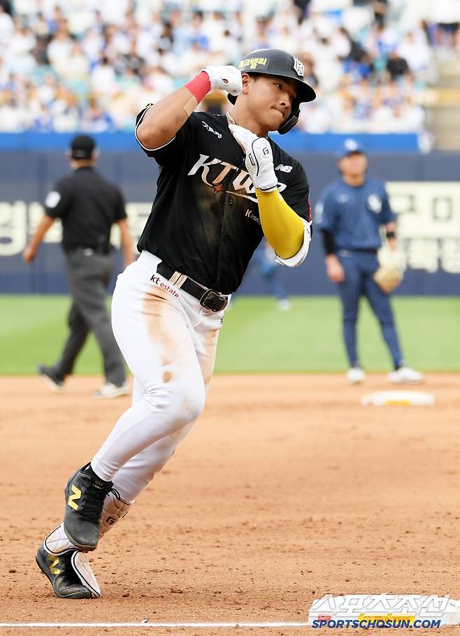 괴력의 근육맨 안현민의 시그니처 세리머니 포즈.