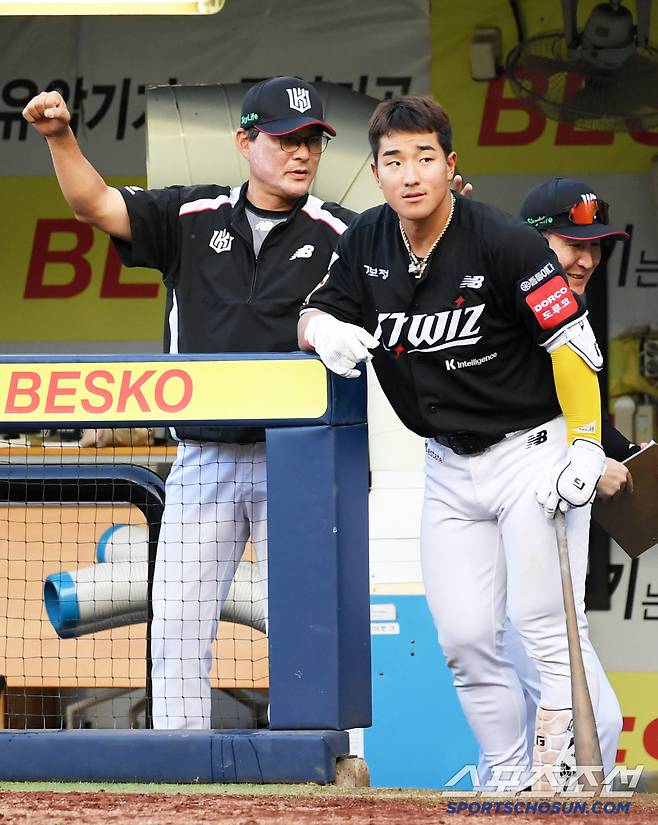 지금도 충분히 잘하고 있지만 더 잘하고 싶었던 안현민은 이종범 코치 옆에 딱 붙어 하나라도 더 배우려고 했다.