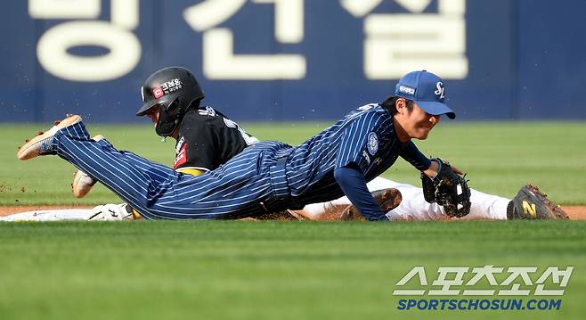1회 2사 이후 안타 치고 나간 안현민이 벤치에서 도루 사인이 나오자 과감하게 2루를 향해 몸을 던졌다.