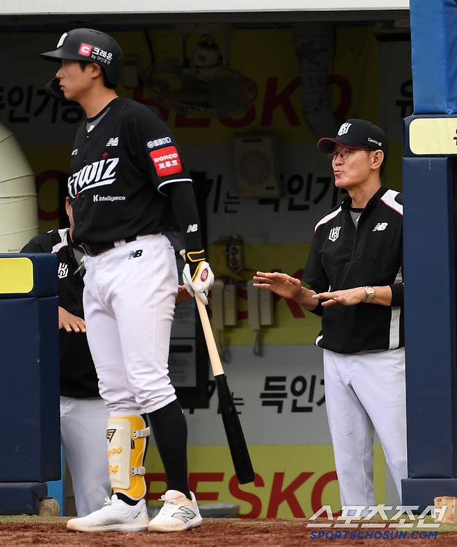 도루와 홈런 모두 좋지만 의욕 넘치는 안현민을 진정시키는 이강철 감독.