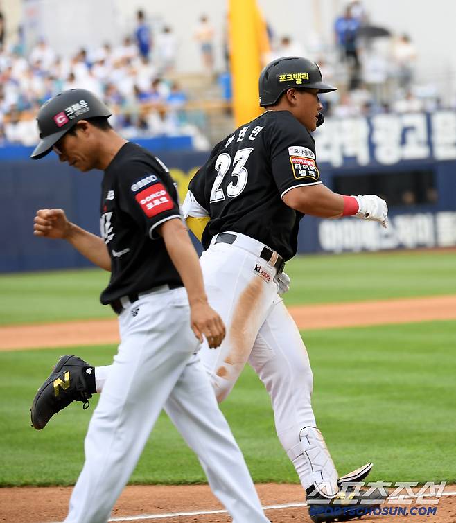 15일 대구 라이온즈파크에서 열린 삼성 라이온즈와 KT 위즈의 경기. 5회초 1사 1루 KT 안현민이 투런포를 날린 뒤 환호하고 있다. 대구=박재만 기자 pjm@sportschosun.com/2025.06.15/