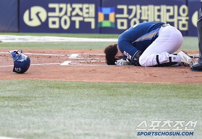 17일 잠실구장에서 열린 LG와 NC의 경기. 2회초 NC 박건우가 LG 에르난데스의 볼에 '헤드샷'을 당했다. 쓰러진 박건우. 잠실=송정헌 기자songs@sportschosun.com/2025.06.17/