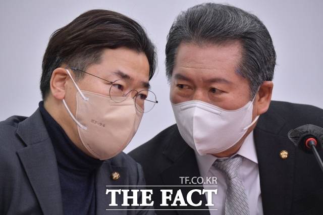 '포스트 이재명' 시대를 맞이해 더불어민주당의 차기 당권 경쟁의 막이 올랐다. 이재명 대통령의 취임으로 공석이 된 자리를 두고 벌어지는 이번 전국당원대회는 단순한 인물 교체를 넘어 이 대통령의 확고한 리더십 아래 재편된 당의 지형 속에서 친명 핵심 간 대리전 성격이 짙게 깔려 있다는 분석이 나온다. /남윤호 기자