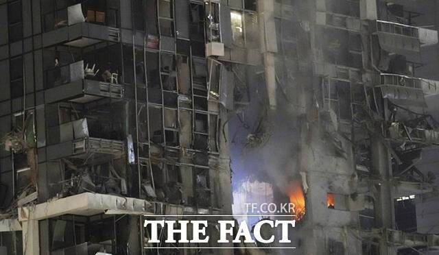 이스라엘과 이란의 무력 충돌로 전운이 드리우면서 국제유가가 요동치고 있다. 13일(현지시간) 이스라엘 텔아비브의 한 건물이 이란이 발사한 미사일에 맞아 화염과 연기가 치솟고 있다. /텔아비브=AP.뉴시스