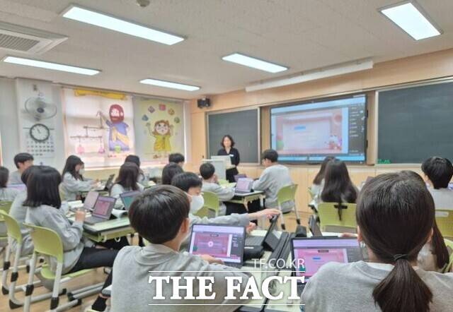 교육위원회 소속 백승아 더불어민주당 의원실이 교육부로부터 받은 자료에 따르면 3월 기준 전국 1만1932개 초·중·고 중 AI 교과서를 1종 이상 채택한 학교는 총 3870곳(32.4%)이었다. 사진은 4월 울산 이화중학교 3층 한 교실에서 인공지능 디지털교과서(AIDT)로 수학 수업이 진행되는 모습./뉴시스