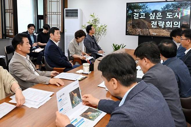 김동근 시장이 지난16일 시장실에서 '제11차 걷고 싶은 도시 전략회의'를 진행하고 있다. 의정부시 제공