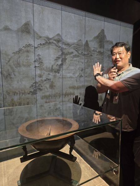 16일 이윤희 농업박물관 학예연구사가 앙부일구 기획전시실에서 박물관이 소장한 앙부일구를 설명하고 있다.