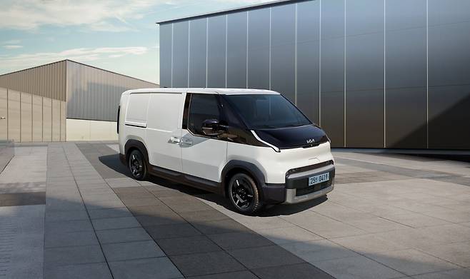 글로벌 완성차 업체 사이에서 운전자의 직업이나 차량 이용 목적에 따라 내부 공간을 다용도로 바꿀 수 있는 PBV(목적 맞춤형 차량·Purpose Built Vehicle) 경쟁이 치열해지고 있다. 사진은 기아 'PV5'. /기아