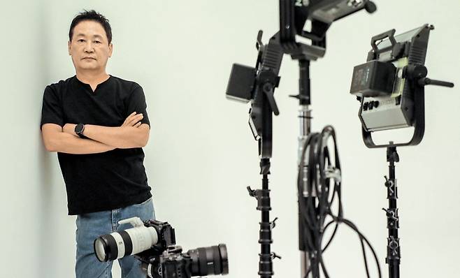 천만 영화 세 편을 제작한 원동연 리얼라이즈픽쳐스 대표는 내달 23일 개봉하는 '전지적 독자 시점'으로 4번째 천만에 도전한다. 최근 서울 강남구 스튜디오에서 만난 원 대표는 "이 시대 젊은이들에게 위로를 전하기 위해 이번 영화를 만들었다"고 말했다. /박성원 기자