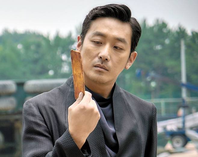 원동연 대표가 제작한 영화 '신과함께'에서 망자를 변호하는 강림도령으로 출연한 하정우. /롯데엔터테인먼트