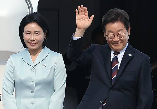 이재명 대통령과 부인 김혜경 여사가 캐나다에서 열리는 주요7개국(G7) 정상회의 참석을 위해 16일 오후 경기도 성남 서울공항을 통해 출국하고 있다./뉴스1