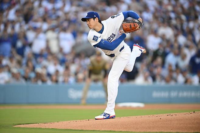 LA 다저스 오타니 쇼헤이가 17일(한국 시각) 미국 캘리포니아 LA 다저스타디움에서 열린 미 프로야구 메이저리그(MLB) 샌디에이고 파드리스와의 홈 경기에서 선발 투수로 출전해 역투하고 있다. /AP 연합뉴스