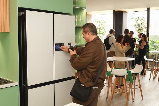 이달 3일(현지시각) 멕시코 멕시코시티에서 열린 삼성전자 '2025년 중남미 테크 세미나'에서 참석자들이 '비스포크 AI 가전'을 체험하고 있다./삼성전자