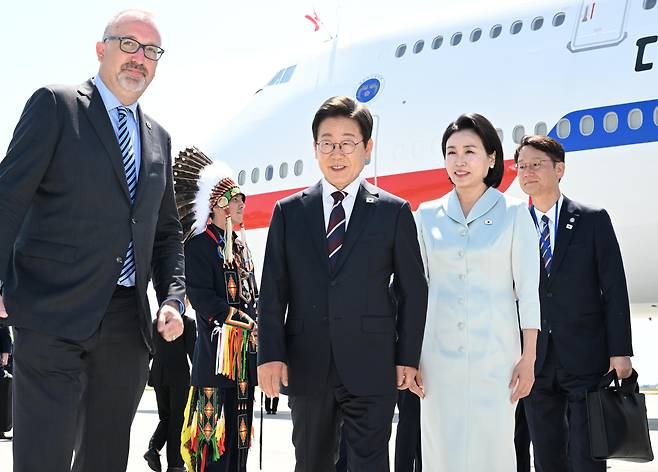 이재명 대통령과 김혜경 여사가 16일 (현지시간) G7 정상회의에 참석하기 위해 캘거리공항에 도착해 세바스띠엥 까리에르(왼쪽) 캐나다 외교부 의전장의 안내를 받고 있다. 캘거리=송은석 기자 silverstone@donga.com