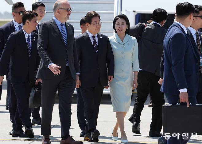 이재명 대통령과 김혜경 여사가 16일(현지시각) G7 정상회의에 참석하기 위해 캐나다 앨버타주 캘거리국제공항에 도착해 차량으로 이동하고 있다. 캘거리=송은석 기자 silverstone@donga.com