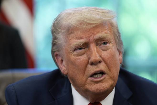 23일(현지 시간) 백악관 집무실에서 행정명령에 서명한 트럼프 대통령. 워싱턴=AP 뉴시스