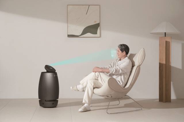 나무엑스가 오는 7월 출시하는 웰니스 로봇 제품 모습. 이 제품은 고정형 공기청정기 6대를 배치한 것과 유사한 수준의 청정 성능을 구현한다. 나무엑스 제공.