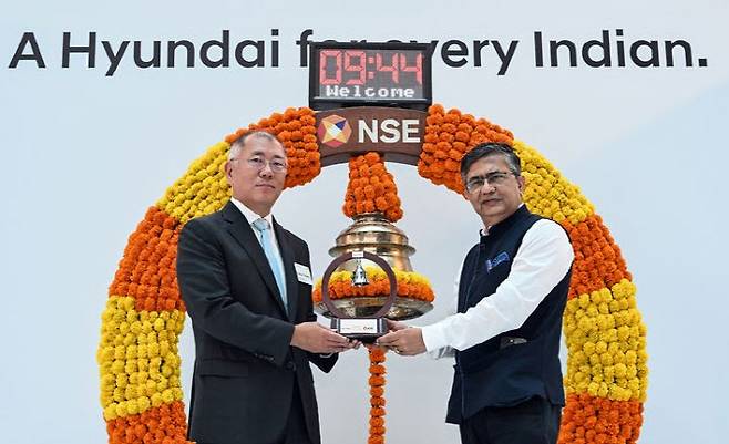 정의선 현대차그룹 회장(왼쪽)이 지난해 현대차 인도법인 증권 상장 기념식에서 아쉬쉬 차우한 인도증권거래소(NSE) 최고운영자(CEO)로부터 기념품을 받고 있다