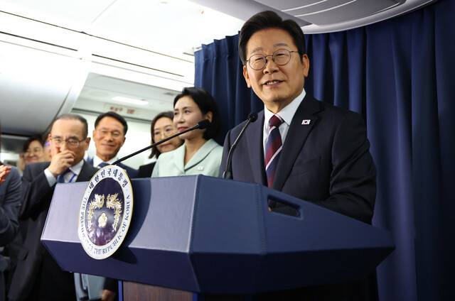 주요 7개국(G7) 정상회의 참석차 캐나다를 방문한 이재명 대통령이 16일 공군 1호기에서 브리핑을 하고 있다. 이 대통령 뒷쪽으로 김혜경 여사가 보인다. 김태형 기자 xogud555@hani.co.kr