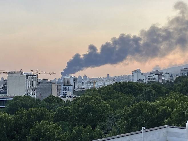 16일 이란 수도 테헤란 국영 방송국에서 이스라엘군의 공습으로 검은 연기가 치솟고 있다. AP 연합뉴스