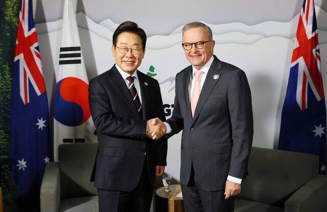 이재명 대통령과 앤서니 앨버니지 호주 총리가 16일(현지시간) 캐나다 앨버타주 캘거리의 한 호텔에서 열린 정상회담에서 악수하고 있다. 김태형 기자 xogud555@hani.co.kr