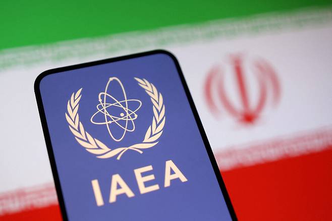 국제원자력기구(IAEA) 로고 뒤로 이란 국기가 보인다. 로이터 연합뉴스