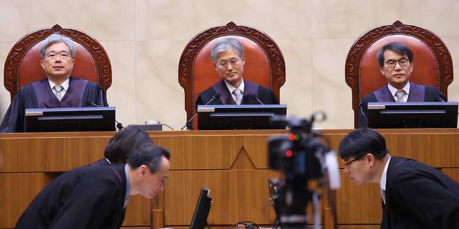 조희대 대법원장(가운데)을 비롯한 대법관들이 2024년 12월19일 오후 서울 서초구 대법원 대법정에서 전원합의체 선고를 위해 자리에 앉아 있다. 연합뉴스