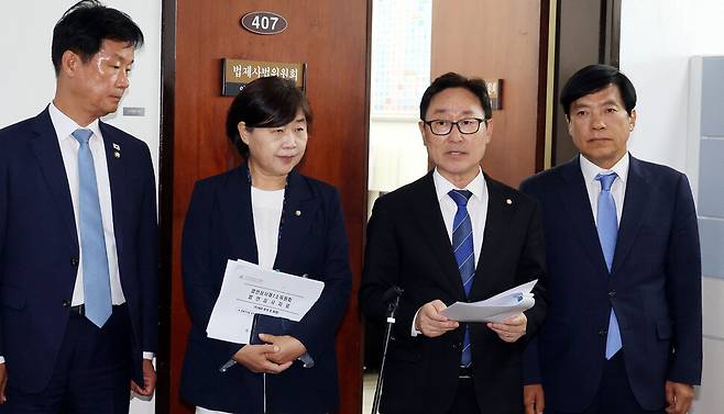 박범계 국회 법제사법위원회 법안심사제1소위원회 위원장(오른쪽 둘째)이 2025년 6월4일 오후 국회 법사위 회의실 앞에서 대법관 증원 관련 법원조직법 개정안을 통과시킨 뒤 내용을 기자들에게 설명하고 있다. 한겨레 김경호 선임기자