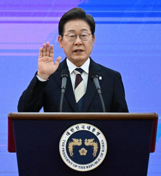이재명 대통령이 4일 서울 여의도 국회에서 열린 제21대 대통령 취임선서식에서 취임 선서를 하고 있다. 고영권 기자